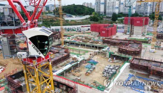 지난 6월 민주노총 공공운수노조 화물연대 총파업 여파로 공사가 멈춰졌던 광주 북구의 한 아파트현장. 사진 연합뉴스